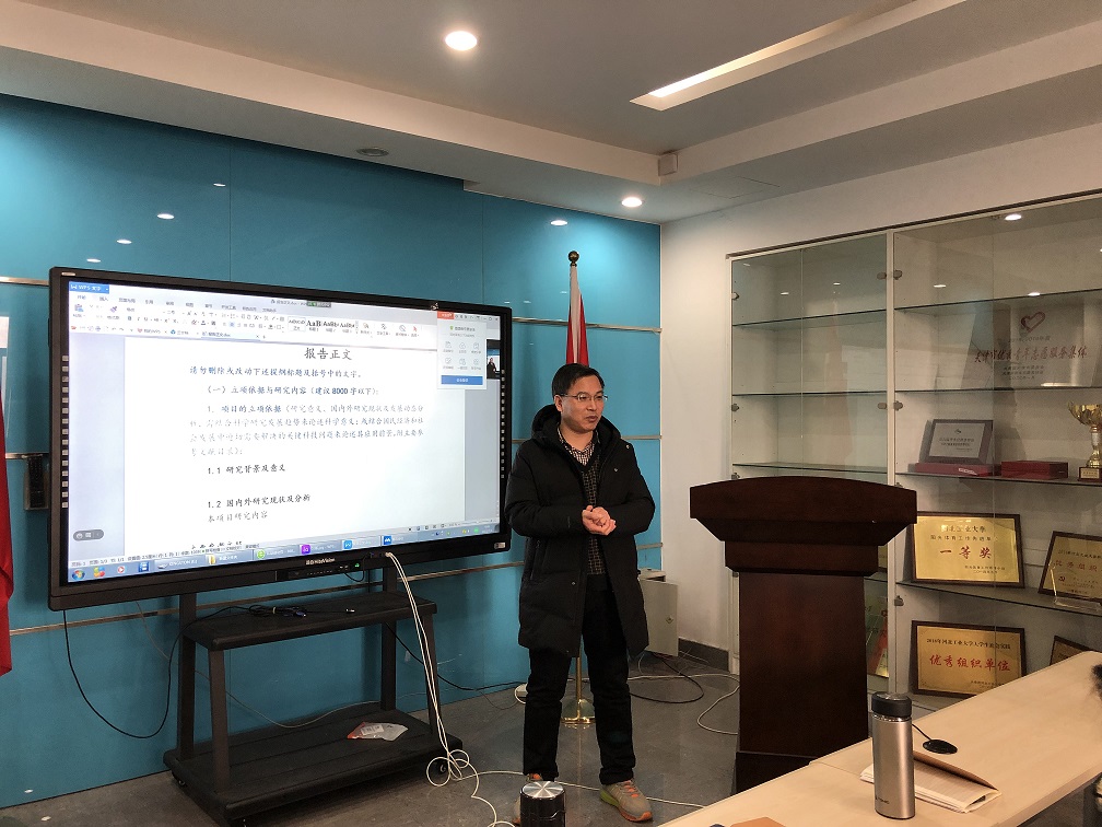 魏杰教授做演讲0.jpg